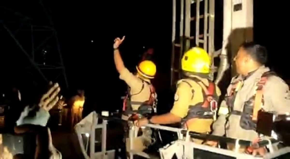 यूट्यूबर मनीष की रिहाई के लिए युवक टावर पर चढ़ा, पुलिस ने फायर ब्रिगेड की मदद से 2 घंटे बाद उतारा